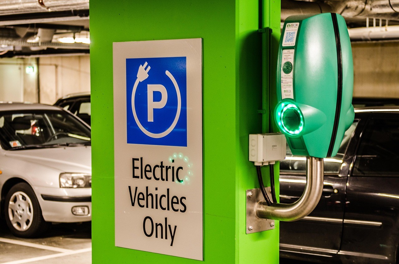Jakie są różnice między ładowarkami AC a DC do samochodów elektrycznych? Jakie są różnice między ładowarkami AC a DC do samochodów elektrycznych?