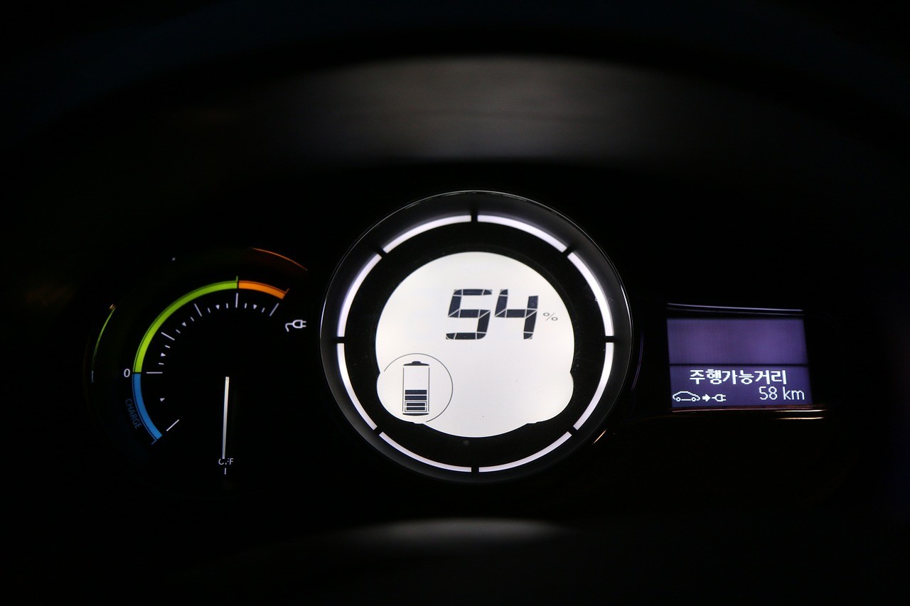 Czas ładowania samochodów elektrycznych – od czego zależy i jak go skrócić?
