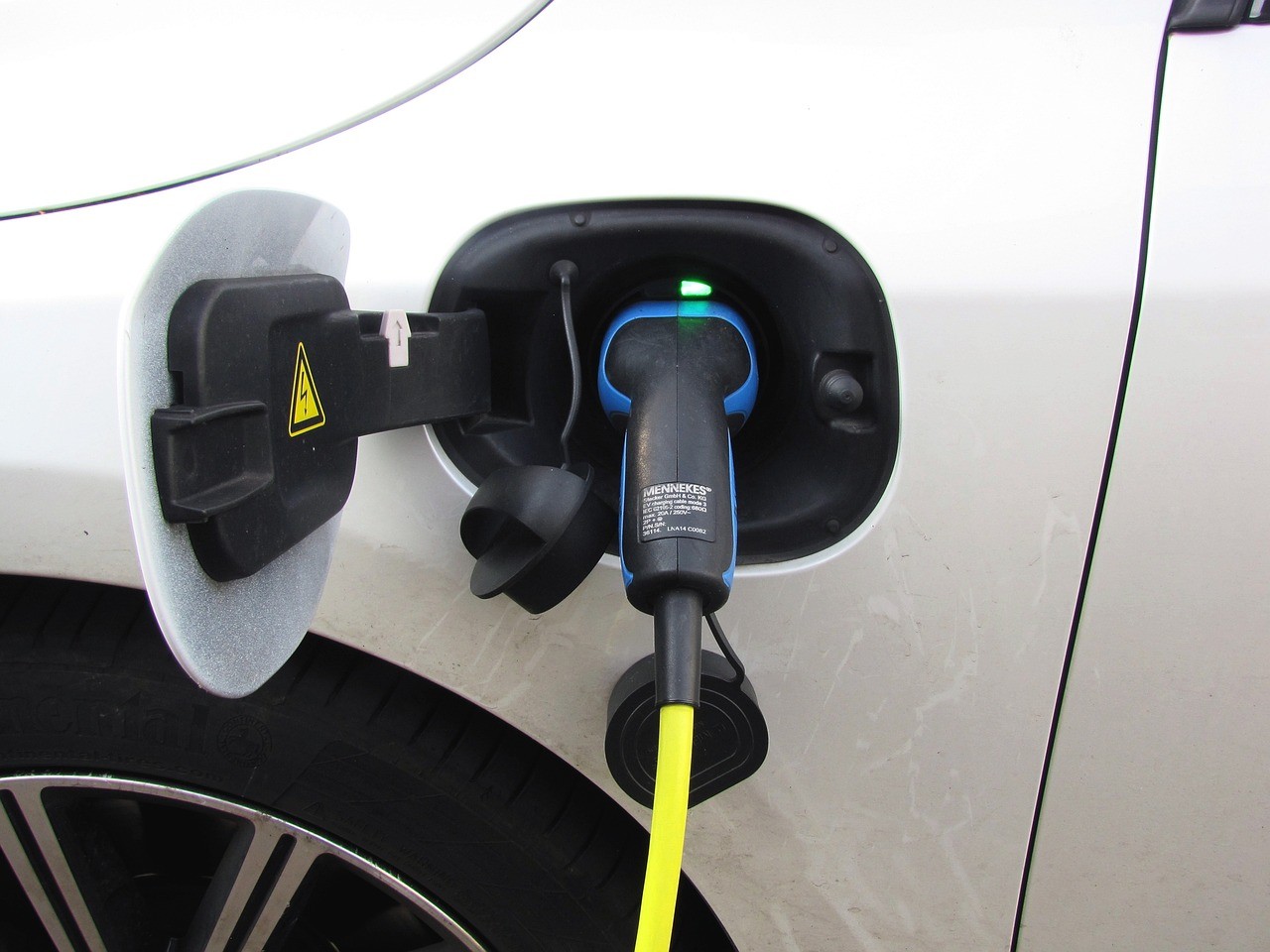Ładowarka do samochodów elektrycznych – jak obliczyć czas ładowania swojego pojazdu?